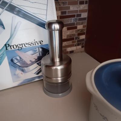 3 PC ROASTING PAN, 3 STAINLESS STEEL BOWLS, SMALL CROCK POT AND MORE
