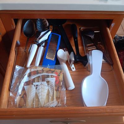 LARGE VARIETY OF KITCHEN UTENSILS