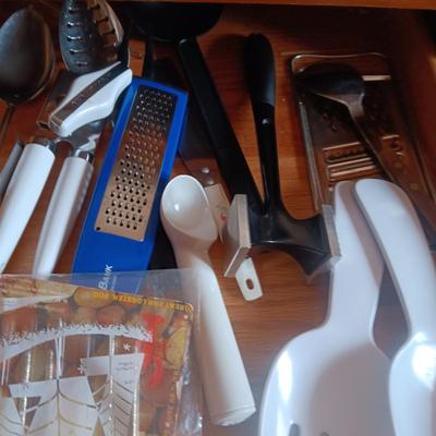 LARGE VARIETY OF KITCHEN UTENSILS