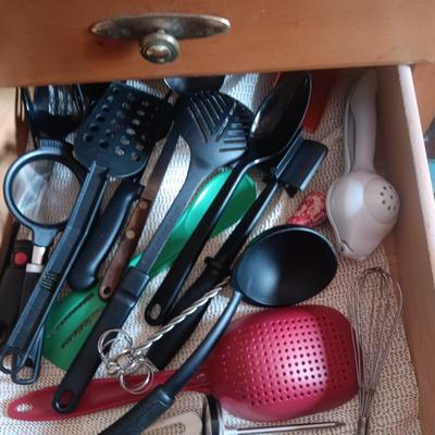 LARGE VARIETY OF KITCHEN UTENSILS