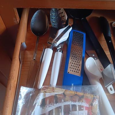 LARGE VARIETY OF KITCHEN UTENSILS