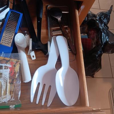 LARGE VARIETY OF KITCHEN UTENSILS