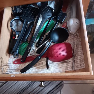 LARGE VARIETY OF KITCHEN UTENSILS