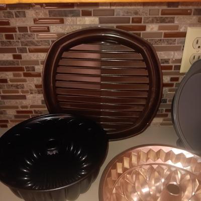 A GREAT ASSORTMENT OF BAKEWARE