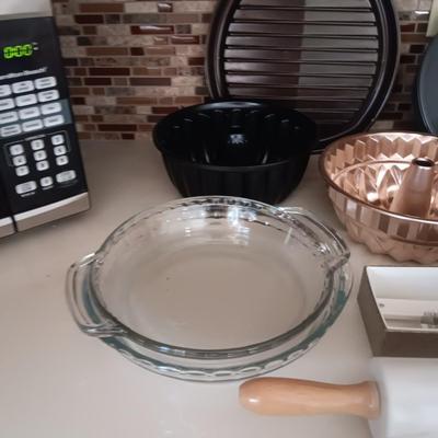 A GREAT ASSORTMENT OF BAKEWARE