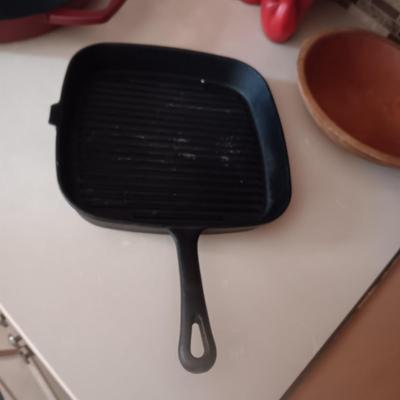 2 CAST IRON SKILLETS, WOOD DOUGH BOWL, CHILI DECOR AND SALAD SPINNER