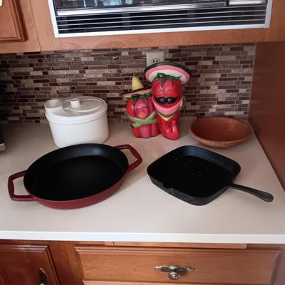 2 CAST IRON SKILLETS, WOOD DOUGH BOWL, CHILI DECOR AND SALAD SPINNER