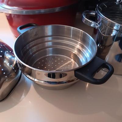 LARGE COLLECTION OF COOKWARE