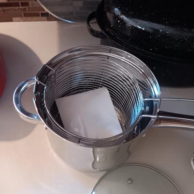 LARGE COLLECTION OF COOKWARE
