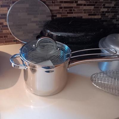 LARGE COLLECTION OF COOKWARE