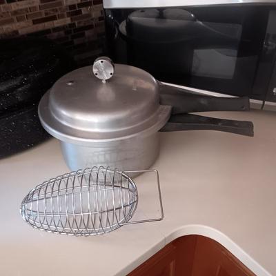 LARGE COLLECTION OF COOKWARE