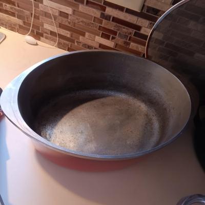 LARGE COLLECTION OF COOKWARE