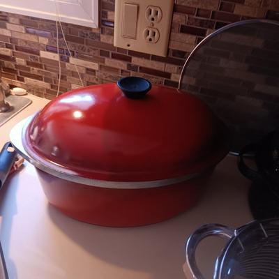 LARGE COLLECTION OF COOKWARE