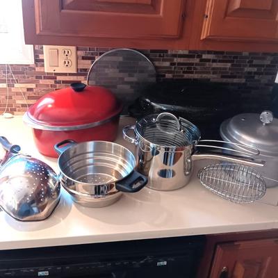 LARGE COLLECTION OF COOKWARE