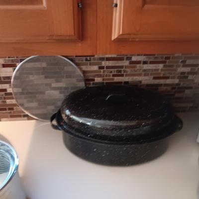 LARGE COLLECTION OF COOKWARE