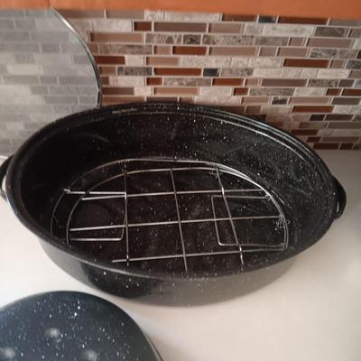 LARGE COLLECTION OF COOKWARE