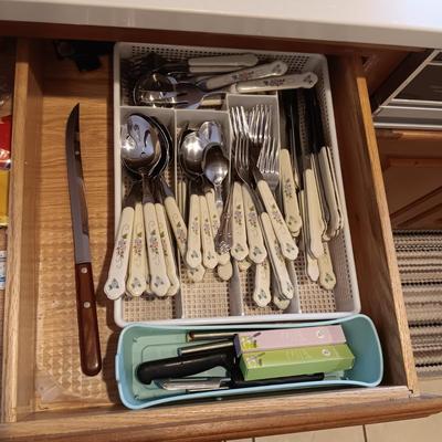 LARGE SET OF FLATWARE, CASE XX KNIFE AND KITCHEN LINENS