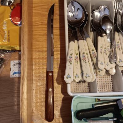 LARGE SET OF FLATWARE, CASE XX KNIFE AND KITCHEN LINENS