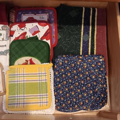 LARGE SET OF FLATWARE, CASE XX KNIFE AND KITCHEN LINENS
