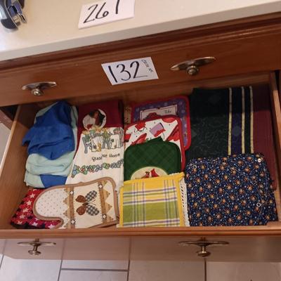 LARGE SET OF FLATWARE, CASE XX KNIFE AND KITCHEN LINENS