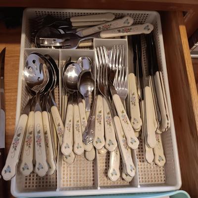 LARGE SET OF FLATWARE, CASE XX KNIFE AND KITCHEN LINENS