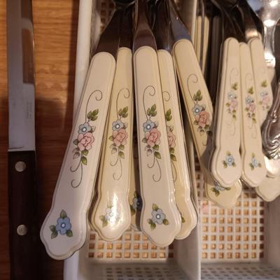 LARGE SET OF FLATWARE, CASE XX KNIFE AND KITCHEN LINENS