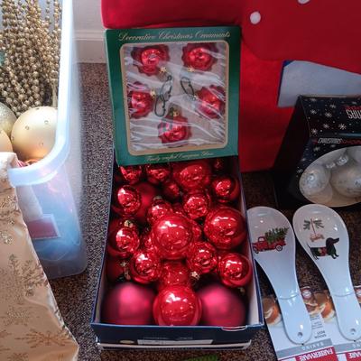 CHRISTMAS DECORATIONS, 2 TOTES AND AN AFGHAN HOLDER