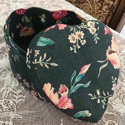 Vintage heart floral jewelry box with lid