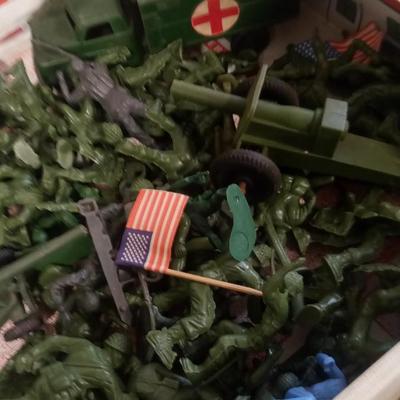 LOT 99 VINTAGE TOY ARMY TRAINING CENTER