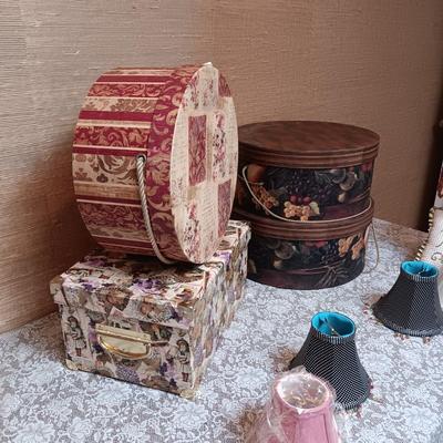 HAT AND STORAGE BOXES, PETITE LAMP W/SEVERAL SHADES
