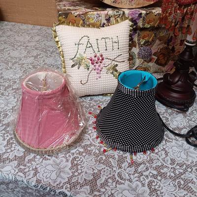 HAT AND STORAGE BOXES, PETITE LAMP W/SEVERAL SHADES