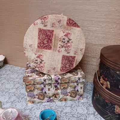 HAT AND STORAGE BOXES, PETITE LAMP W/SEVERAL SHADES