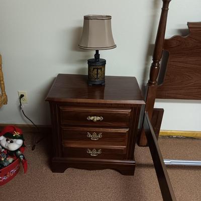 BROYHILL QUEEN BED FRAME AND 2 DRAWER NIGHT STAND WITH LAMP