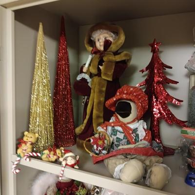 A HUGE VARIETY OF CHRISTMAS DECORATIONS