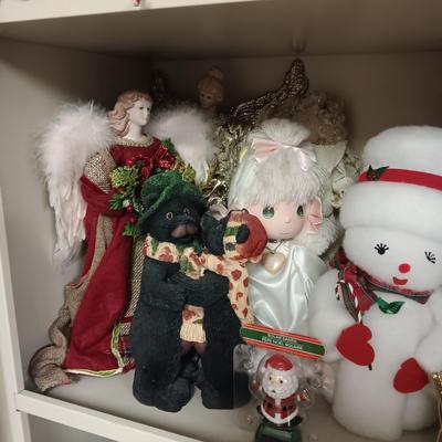A HUGE VARIETY OF CHRISTMAS DECORATIONS