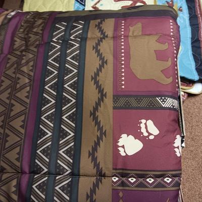 2 QUEEN COMFORTERS HANGING TAPESTRY AND WALL MIRROR