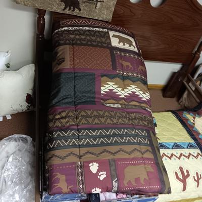 2 QUEEN COMFORTERS HANGING TAPESTRY AND WALL MIRROR