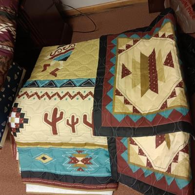 2 QUEEN COMFORTERS HANGING TAPESTRY AND WALL MIRROR