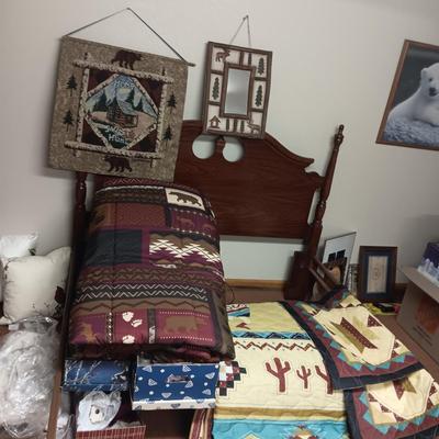 2 QUEEN COMFORTERS HANGING TAPESTRY AND WALL MIRROR