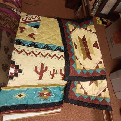 2 QUEEN COMFORTERS HANGING TAPESTRY AND WALL MIRROR