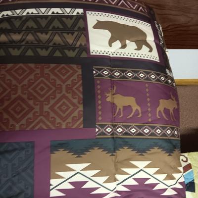 2 QUEEN COMFORTERS HANGING TAPESTRY AND WALL MIRROR