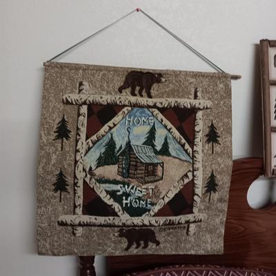 2 QUEEN COMFORTERS HANGING TAPESTRY AND WALL MIRROR