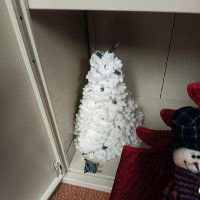 LARGE LOT OF GREAT CHRISTMAS DECORATIONS