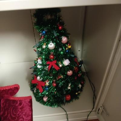 LARGE LOT OF GREAT CHRISTMAS DECORATIONS