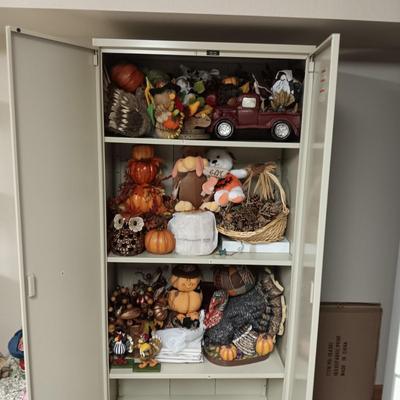 A LARGE COLLECTION OF FALL & THANKSGIVING DECORATIONS