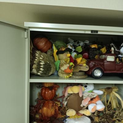 A LARGE COLLECTION OF FALL & THANKSGIVING DECORATIONS