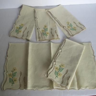 Pretty Lot of 5 Matching Vintage Cloth Napkins