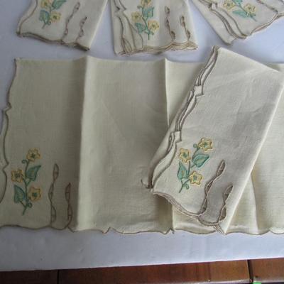 Pretty Lot of 5 Matching Vintage Cloth Napkins