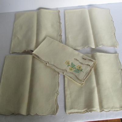 Pretty Lot of 5 Matching Vintage Cloth Napkins