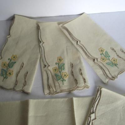 Pretty Lot of 5 Matching Vintage Cloth Napkins